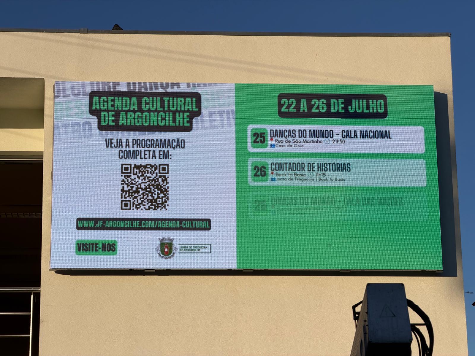 Fachada da Junta de Freguesia de Argoncilhe com painel LED
