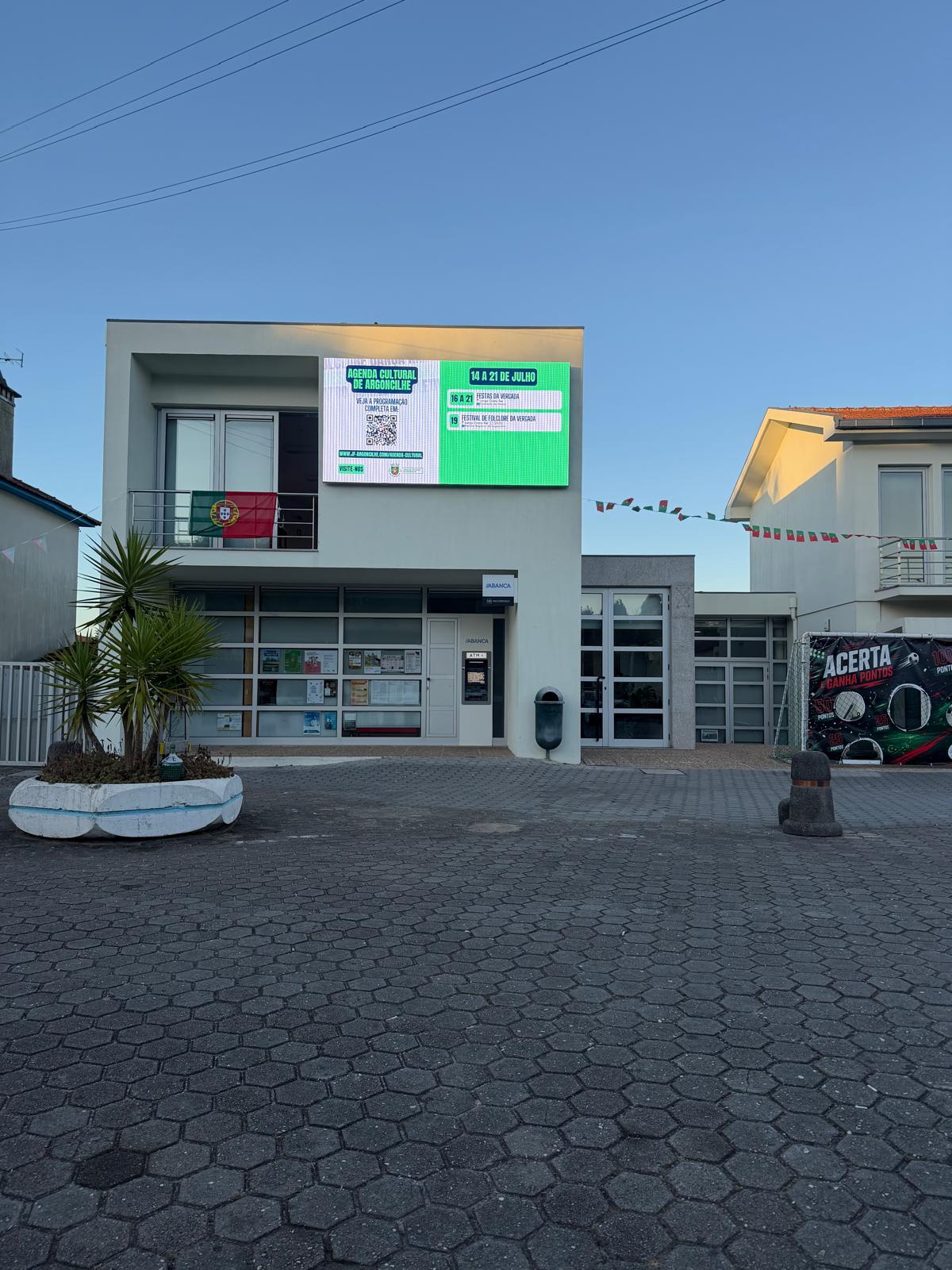 Painel LED exterior na fachada da Junta de Freguesia de Argoncilhe