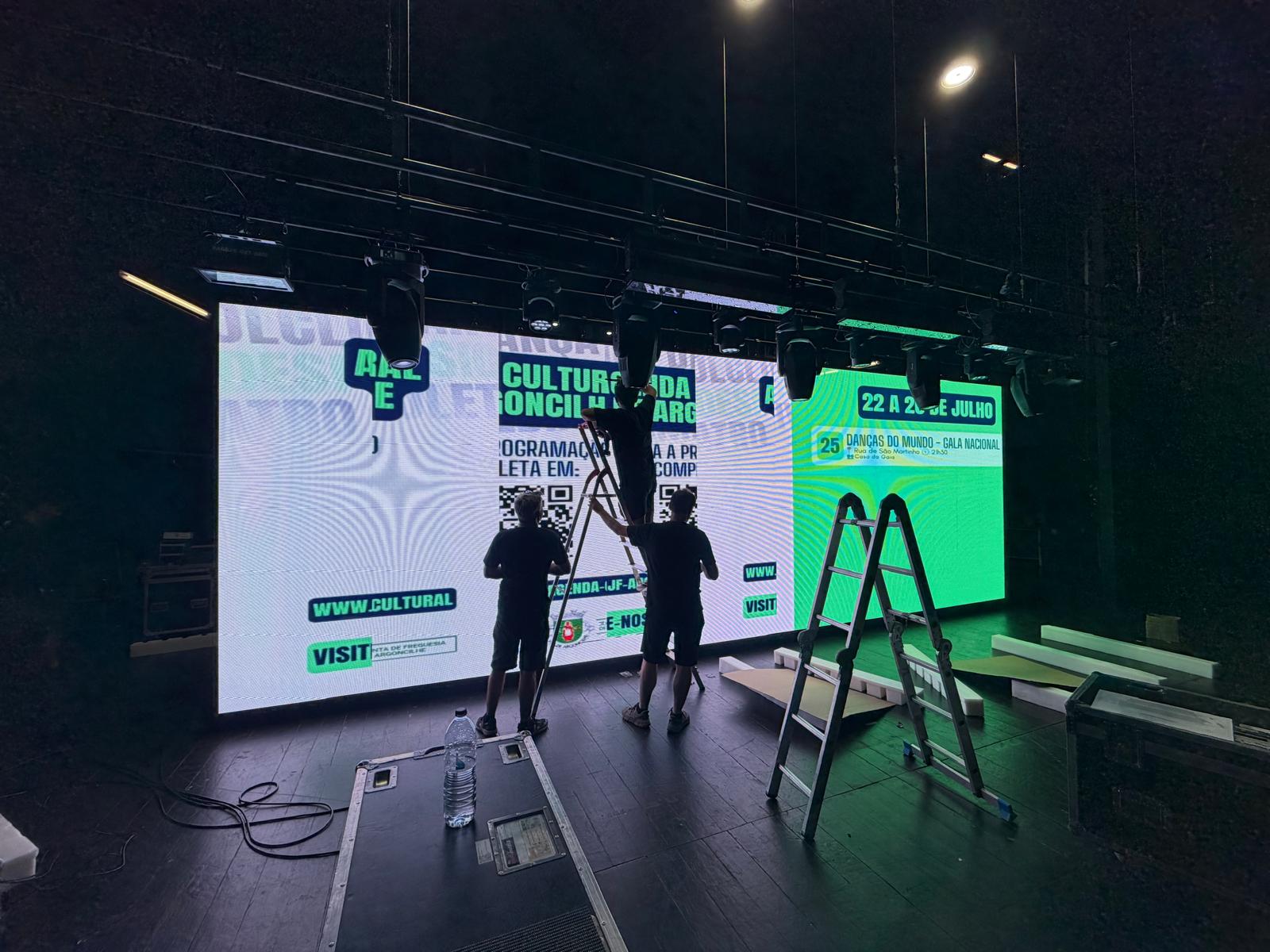 Painel LED transparente em teste no palco